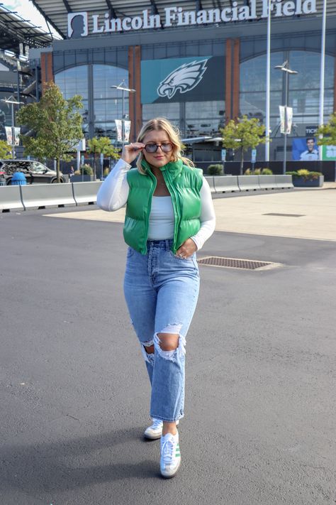 Dr Marten Outfits, White Puffer Vest Outfit, Casual Vest Outfits, Eagles Tailgate, Faux Leather Puffer Vest, Leather Puffer Vest, St Pattys Day Outfit, Carnaval Outfit, White Shorts Outfit