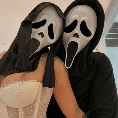 Scream Halloween Costume, Scarie Movie, Scream Costume, Filmy Vintage, Scream Halloween, Couples Halloween Outfits, Cute Couple Halloween Costumes, Matching Halloween, Halloween Costume Outfits