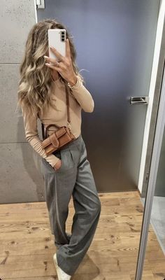 Beige Autumn Outfit, Grey Pants Winter Outfit, Street Chic 2024, Grey Beige Outfit, Grey Work Pants Outfit, American Woman Style, Smart Casual Work Outfit Women Office Wear, Minimalist Style Fashion, Grey Pants Outfit