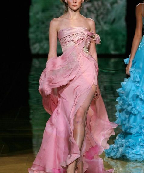 Elie Saab 2006, 00s Mode, Tout Rose, 90s Runway Fashion, Runway Fashion Couture, Runway Outfits, Model Walks, Paris Mode, Runway Dresses