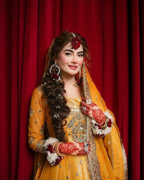 Mehndi Brides Pakistani, Pakistani Engagement Hairstyles, Mehndi Gharara, B Fashion Logo, Haldi Look For Bride, Pakistani Makeup Looks, Fashion Boutique Interior, Haldi Bride, Hairstyles Designs