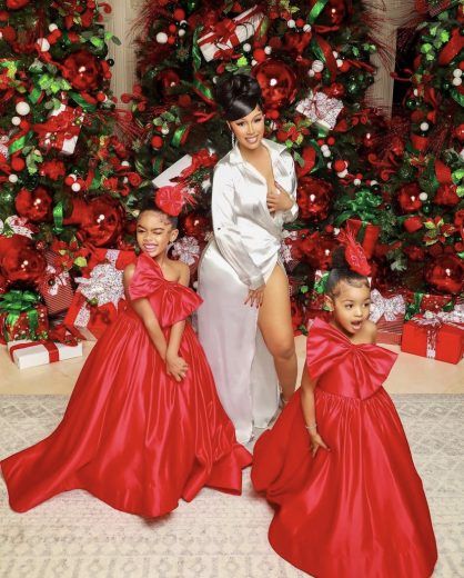 Mommy Daughter Photoshoot, Christmas Family Photoshoot, Daughter Photoshoot, Daughter Photography, Mommy Daughter Outfits, Christmas Photo Shoot, Mommy And Daughter, Family Photoshoot Outfits, Holiday Photoshoot