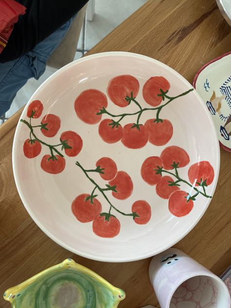 Tomato Pottery Painting, Pottery Painting Vegetables, Pottery Painting Inspo Bowl, Plate Painting Ideas Diy, Clay Cafe, Cup Painting, Paint Pottery, Plate Drawing, Ceramic Cafe