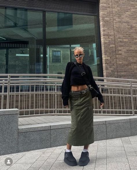 Long Black Skirt Outfit, Cargo Skirt Outfit, Long Skirt Outfit, Black Sweater Outfit, Skirt Outfit Fall, Cargo Outfit, Black Skirt Outfits, Black Boots Outfit, Long Skirt Outfits