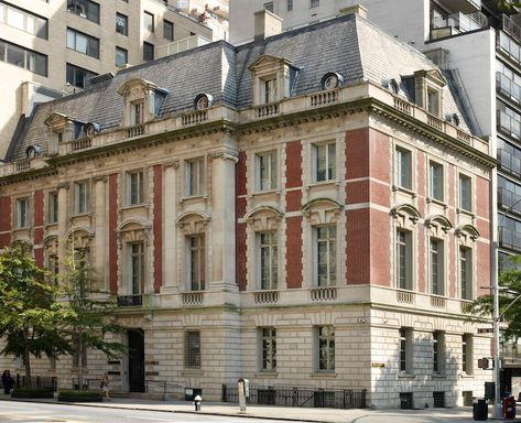 10 Beaux-Arts Mansions in NYC that You Can Still Admire Today - Untapped New York Neue Galerie New York, Vanderbilt Mansions, European Palace, East River, Upper East Side, Gustav Klimt, New Yorker, Art And Architecture, Manhattan