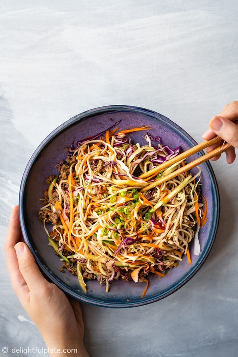 This delicious Spicy Beef Soba Noodle Salad features beef, soba noodle, lots of fresh and crisp vegetables and a spicy dressing inspired by Korean flavors. Gochujang Dressing, Easy Asian Noodle Recipes, Easy Asian Noodles, Spicy Dressing, Soba Noodles Recipe, Soba Noodle Salad, Spicy Stew, Vietnamese Beef, Healthy Noodles