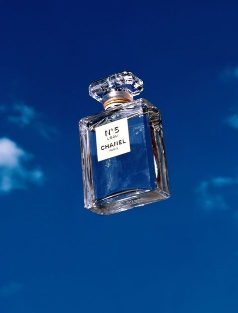 ANO_LOV_40_F Fragrance Photography, Blue Aesthetic Dark, Parfum Chanel, Everything Is Blue, Blue Perfume, First Perfume, Blue Aesthetic Pastel, Chanel No 5, Aesthetic Colors