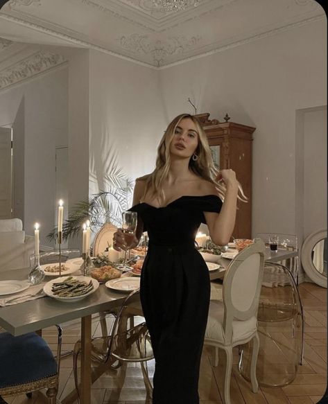 Italian Dinner Dress, Super Model, Model Aesthetic, Classy Aesthetic, Rich Girl, Looks Vintage, Fancy Dresses, Aesthetic Girl, Luxury Lifestyle