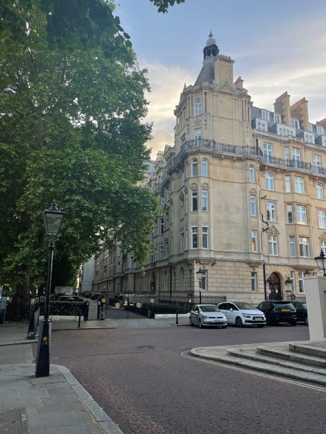 Rich Neighborhood Houses, Old Money Neighborhood, Fancy Neighborhood, Rich Neighborhood, Turn Blue, Old Money, The Neighbourhood, Street View, London