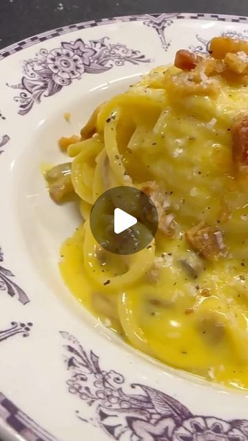 David Perissinotto on Instagram: "Oggi  SPAGHETTI ALLA CARBONARA! Conoscete la vera storia di questa ricetta? Ma sopratutto , sapete Come fare una Buona e cremosa CARBONARA? Adesso "VE O FASSO VEDAR MI" alla fine del video se volete vi spiego la sua storia!  Per vedere altre video ricette mette like 👍 à  Davidperissinottocuoco e condividete il video 😉 #carbonara #pasta #spaghetti #davidperissinottocuoco #cuocoartigianoitaliano  #veneto #dialettoveneto #cheflife #food #chef #cucina #cucinare #ricettadellatradizione #ricettafacile #ricettadelgiorno #roma #venezia #sauris  #foodie #recipe #ricetta #foodporn #luxuryfood  #food #perte  #bologna #america" Carbonara Video, Pasta Alla Carbonara, Pasta Spaghetti, Carbonara Pasta, Spaghetti Carbonara, Food Videos, Spaghetti, Chef, Pasta