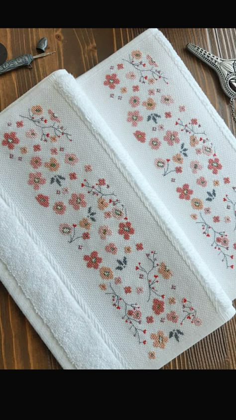 Cross Stitch Towel, Towel Embroidery Designs, Бесплатные Схемы Для Вышивки Крестом, Textile Art Embroidery, Towel Embroidery, Diy Embroidery Patterns, Beaded Cross Stitch, Cross Stitch Borders, Needlework Embroidery