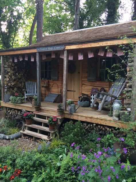 Tiny Wood Cabin, Wood Cabin Exterior, Wood Cabins, Cozy Cabin In The Woods, Rustic Shed, Wood Cabin, Wooden Cabin, Casa Country, Rural Living