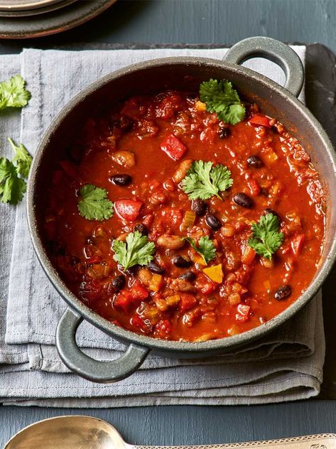 A warming vegetarian chilli ‘con carne’ with a balance of spicy, smoky and sweet flavours. Packed with beans and vegetables - the best healthy comfort food. Vegetarian Chilli Con Carne, Vegetarian Chilli, Beans And Vegetables, Salad Mixed Greens, Speed Foods, Plant Based Diet Recipes, Chilli Recipes, Healthy Comfort, Fruit Salsa