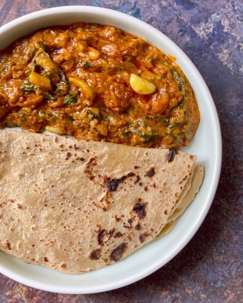 Punam Patil | Pune food blogger on Instagram: "Lasooni Methi recipe Lasooni Methi - a treat for garlic lovers + Methi (fenugreek) lovers. I first had it at one of our favorite local restaurants and became a fan of this. Pure veg people should definitely try this recipe. This is my version of Ladooni Methi do try it out. Ingredients: Half bunch of Methi( cleaned, washed and chopped) 1 spoon roasted sesame seeds 3 spoon roasted peanuts Oil 10-12 garlic 5-6 chopped garlic Red chilli powder Lasooni Methi, Methi Recipe, Methi Recipes, Red Chilli Powder, Peanut Oil, Coriander Powder, Roasted Peanuts, Chopped Garlic, Red Chilli