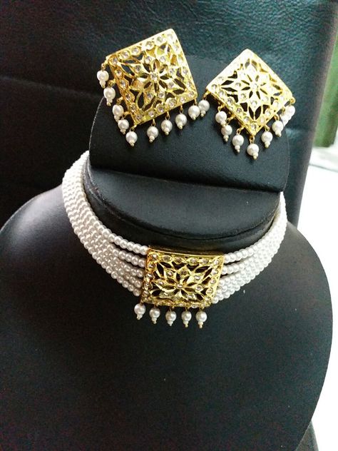 Jwellery Moti And Gold Necklace, Kitty Set Gold Jewellery Design, Kitty Set Gold, Neck Pieces Jewelry, Gold Bridal Necklace, Indian Jewelry Earrings, Gold Jewelry Outfits, Choker Necklace Designs, Gold Jewelry Simple Necklace