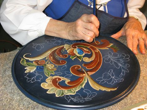 Rosemaling | Vivian Hall had a steady hand. Her "rose maling… | Flickr Hallingdal Rosemaling, Scandinavian Crafts, Telemark Rosemaling, Norwegian Art, Rosemaling Pattern, Tole Decorative Paintings, Printable Circles, Norwegian Rosemaling, Ceramic Birdhouse