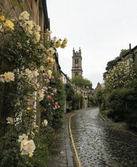 Scotland Aesthetic, Raindrops And Roses, Edinburgh Scotland, Intp, English Countryside, Intj, Travel Inspo, Pretty Places, Travel Aesthetic