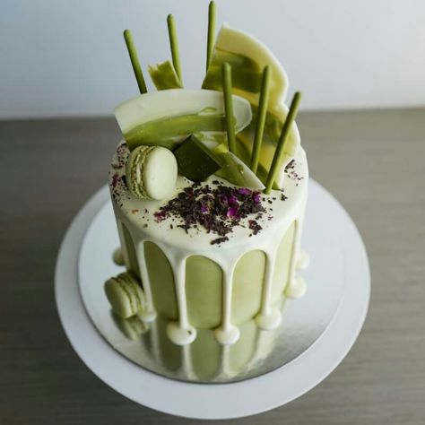 Cute Lemon Cake, Matcha Cake Aesthetic, Birthday Drip Cake, Green Tea Cake, Dessert Waffles, Matcha Cake, Cake Decorating Icing, Idee Babyshower, White Choc