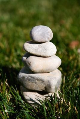 How to Make an Irish Garden-sized Stone Cairn from eHow Bracelets Stone, Rock Cairn, Irish Garden, Stone Cairns, Stone Paint, Rock Sculpture, Crystal Garden, Art Stone, Bracelet Stone