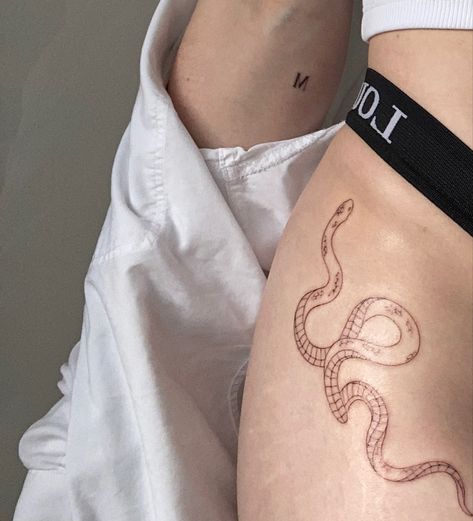 Snake Tattoo Upper Thigh, Snake On Hip Tattoo, Snake Tattoo Fine Line, Hip Snake Tattoo, Snake Tattoo Thigh, Line Snake Tattoo, Line Tattoo Inspiration, Hips Tattoo Women Side, Fine Line Snake Tattoo