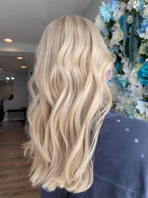 Long Blonde Icy Hair, Full Dyed Blonde Hair, Vanilla Hair Color Blondes, Bright Neutral Blonde Highlights, Full Bolyoge, Creamy Champagne Blonde, Cool Light Blonde Hair, Light Natural Blonde Hair Color, Butter Beige Blonde Hair