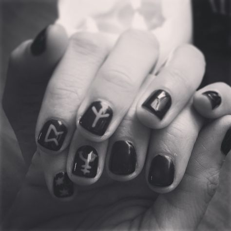 Sirius Black inspired nails. I wanted to incorporate his tattoos, and his prison ID to go with my costume ⚡️. Sirius Black Nails, Black Inspired Nails, Sirius Black Makeup, Sirius Black Inspired Outfits, Sirius Black Tattoos, Sirius Tattoo, Black Inspired Outfits, Sirius Black Tattoo, Harry Potter Comics