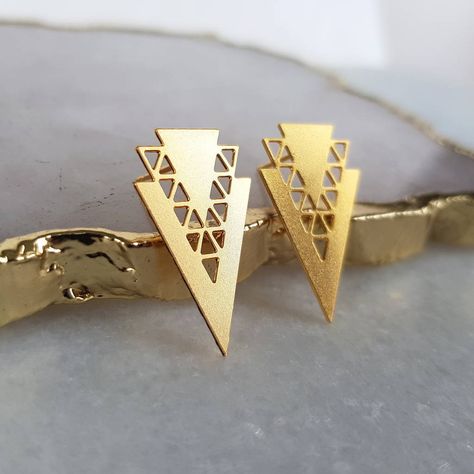 Are you interested in our Gold Triangle Stud Earrings? With our geometric jewellery earrings you need look no further. Kids Gold Jewellery, Triangle Jewelry, Earrings Triangle, Gold Jewelry Outfits, Earrings Minimal, Handmade Gold Jewellery, Triangle Earrings Stud, Long Pearl Necklaces, Triangle Studs