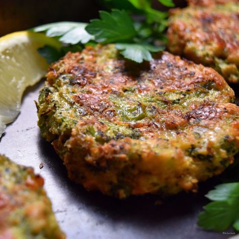 Cheesy Oven Baked Broccoli Fritters Oven Baked Broccoli, Baked Broccoli, Broccoli Fritters, Garlic Broccoli, How To Make Broccoli, Savoury Snacks, Pecorino Romano Cheese, Fritters Recipe, Pecorino Romano