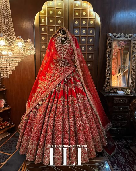 FLT | FLT ❤️ | Instagram Red Bridal Lehenga, Best Indian Wedding Dresses, Baju Kahwin, Latest Bridal Lehenga Designs, Designer Bridal Lehenga Choli, Bridal Lengha, Bridal Lehenga Designs, Wedding Fits, Simple Lehenga