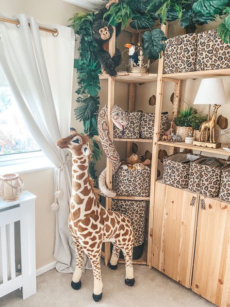 Zoo Bedroom Kids, Safari Bedroom Ideas For Adults, Girls Safari Bedroom, Zoo Room, Safari Theme Bedroom, Safari Aesthetic, Jungle Baby Room, Bed Fort, Safari Bedroom