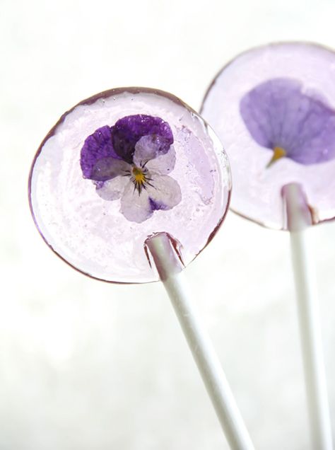 Sprinkle Bakes:how to make Spring Flower Lollipops Flower Lollipops, Lollipop Recipe, Snacks Für Party, Flower Food, Edible Flowers, Spring Flower, Food Design, Pansies, Lollipop