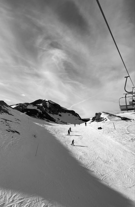 Skiing Black And White, Black And White Snow Aesthetic, Ski Black And White, Black And White Christmas Aesthetic, Romanticising Winter, Snow Black And White, Photo Ski, Aspen Skiing, Ski Trip Aesthetic