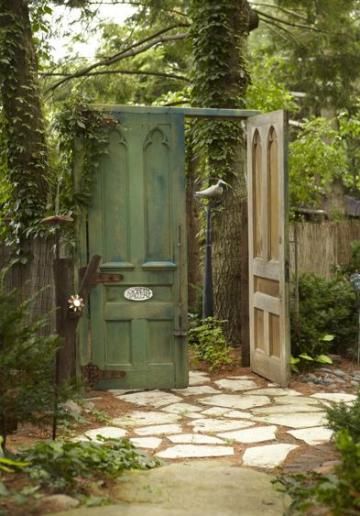 Gate Design Ideas, Garden Gates And Fencing, Garden Gate Design, Country Garden Decor, Gates And Fences, Garden Decoration Ideas, Vintage Doors, Green Door, Have Inspiration