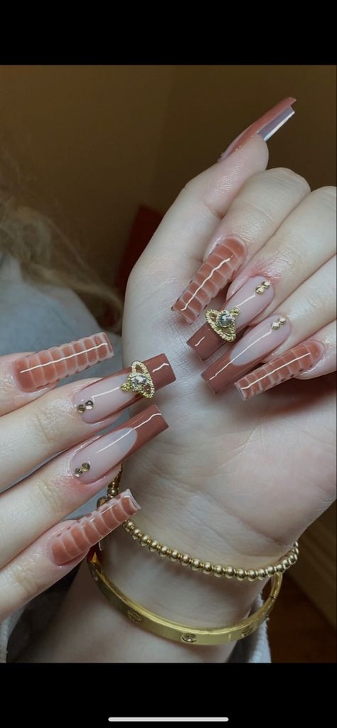 brown nails, croc nails, gold and brown nails Brown Snake Nails, Brown Crocodile Nails, Y2k Nails Brown, Croc Design Nails, Croc Print Acrylic Nails, Alligator Print Nails, Brown Croc Nails, Brown Birthday Nails, Gold And Brown Nails