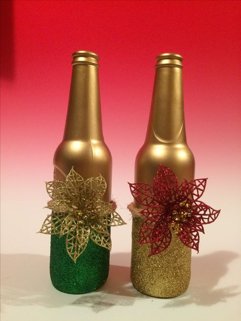 Botellas de cerveza decoradas, Navidad 50th Birthday Centerpieces, Wine Bottle Crafts Christmas, Bottle Centerpieces, Empty Wine Bottles, Christmas Wine Bottles, Birthday Centerpieces, Diy Bottle Crafts, Glass Bottle Crafts, Diy Bottle