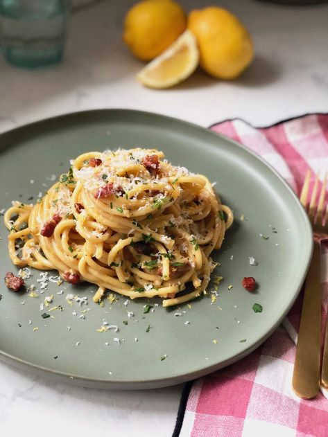 Fettucini Carbonara, Noodle Photography, Spagetti Carbonara, Giada Recipes, Pasta Plates, Spaghetti Carbonara, Yummy Meals, Pasta Pizza, Food Plating