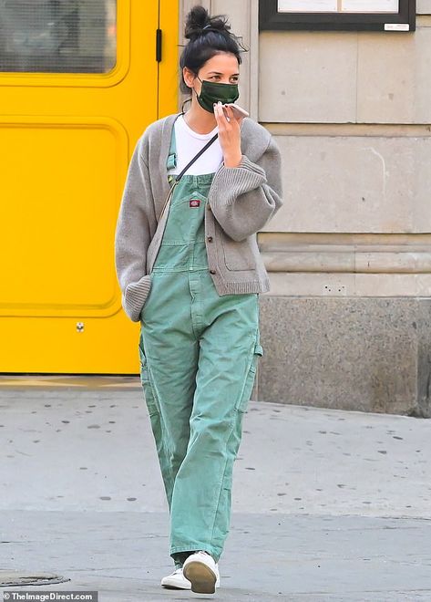 Katie Holmes balances style and comfort in a pair of cute green overalls with a matching mask | Daily Mail Online Green Overalls Aesthetic, Styling Baggy Overalls, Green Overalls Outfits Aesthetic, Style Overalls Fall, Overall Styling, Green Dungarees Outfit, Green Overall Outfit, How To Style Overalls, Fall Overalls Outfit