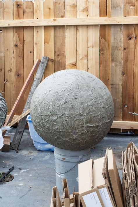 cement orbs Cement Orbs, Concrete Balls, Garden Orbs, Diy Cement, Garden Balls, Watch Diy, Diy Lawn, Cement Diy, Outdoor Deco