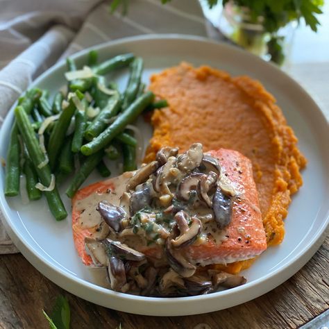 Salmon with Creamy Mushroom-Herb Sauce Salmon With Mushroom Sauce, Salmon And Mushrooms Recipes, Shrimp Spinach Pasta, Salmon Dinners, Lemon Garlic Shrimp, Bacon Stuffed Mushrooms, Creamy Mushroom Sauce, How To Cook Mushrooms, Herb Sauce