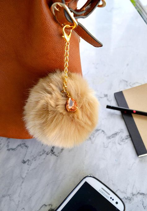 Diy Bag Charm, How To Make Keychains, Pom Pom Bag Charm, Fur Keychain, Faux Fur Bag, Diy Pom Pom, Sewing Things, Fur Bag, Bag Charms