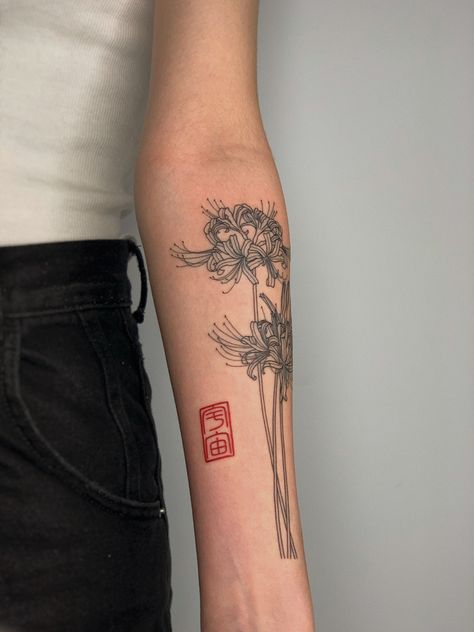 Fine Line Spider Lily Tattoo, 5 Cm Tattoo Ideas, Spider Lilies Tattoo, Higanbana Tattoo, Spider Lily Tattoo, Big Tattoos, Bohemian Tattoo, Lillies Tattoo, Spider Lily