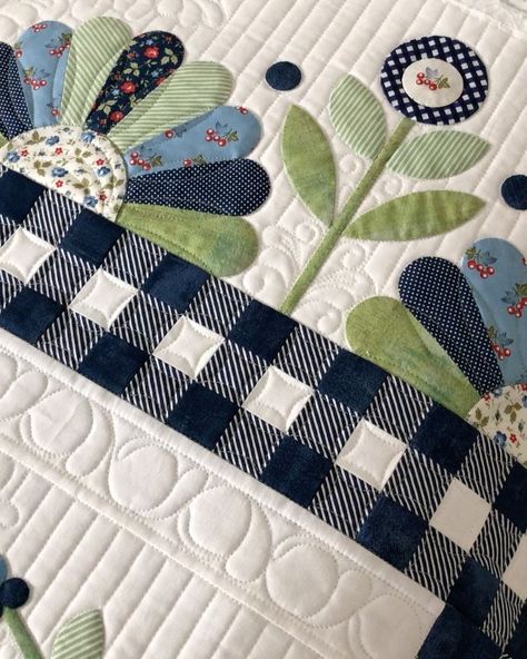 CHRISTA SMITH | Pattern Designer on Instagram: “Becky’s Tulips for Oma quilt is all quilted and finished. I love the fabrics she choose and how they worked so well together. My Tulips…” Braid Quilt, Appliqué Ideas, Beautiful Tulips, Dresden Quilt, Quilt Borders, Quilting Designs Patterns, Spring Quilts, Medallion Quilt, Applique Quilt Patterns