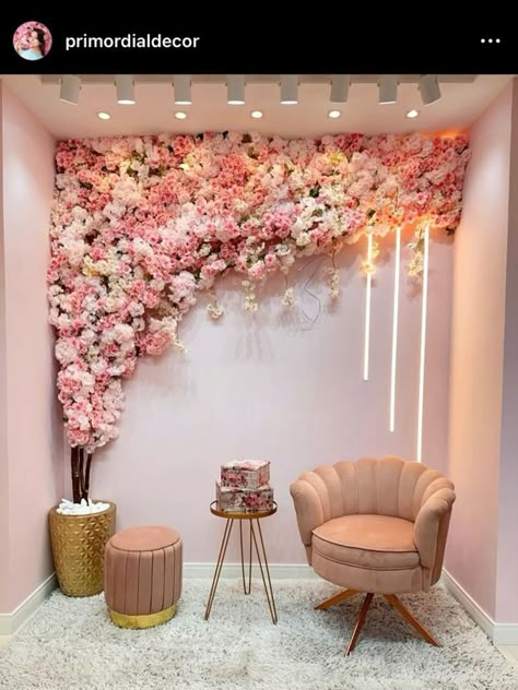 Pink Flowers Home Decor, Floral Salon Decor, Makeup Studio Design Ideas, Nail Studio Design Interior, Garage Esthetician Room, Accent Wall Salon, Salon Accent Wall Ideas, Flower Wall Living Room, Content Wall Ideas