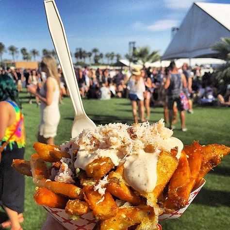 These were a huge hit at the festival for obvious reasons. Source: Instagram user foodintheair Food Festival Photography, Food Festival Aesthetic, Coachella Food, Hipster Bar, Food Festivals Event, Garlic Crab, Coachella Weekend 2, Crab Fries, Food Truck Festival