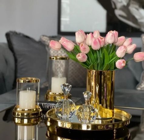 Modern Coffee Table Styling, Gold Flower Vase, Glam Livingroom, Kitchen Cabinets Decor Ideas, Luxury Apartment Decor, Vintage Kitchen Ideas, Dark Gray Kitchen, Coffee Table Flowers, Dark Gray Kitchen Cabinets