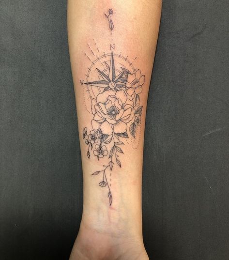 Compass And Flower Tattoo Forearm, Compass Rose With Flowers Tattoo, Floral Compass Tattoo Feminine, Women Compass Tattoo, Compass With Flowers Tattoo, Compass Tattoo Ideas For Women, Floral Compass Tattoo, Feminine Compass Tattoo Design, Compass Tattoo Feminine