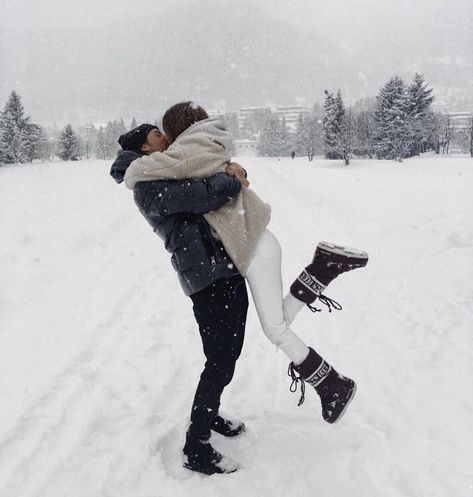 Christmas Love Couple, Off Campus Series, Winter Couple Pictures, Couple Photography Winter, Hannah Wells, Instagram Couples, Off Campus, Snow Pictures, Snow Trip