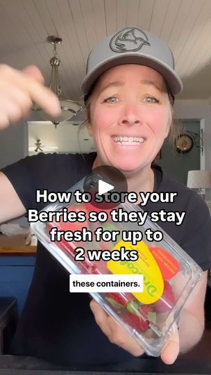 Storing Berries In The Fridge, Berry Storage In Fridge, Berry Cleaning, Life Hacks Food, Fruit Hacks, Freezing Vegetables, Food Preserving, Fruit Ideas, Storing Fruit