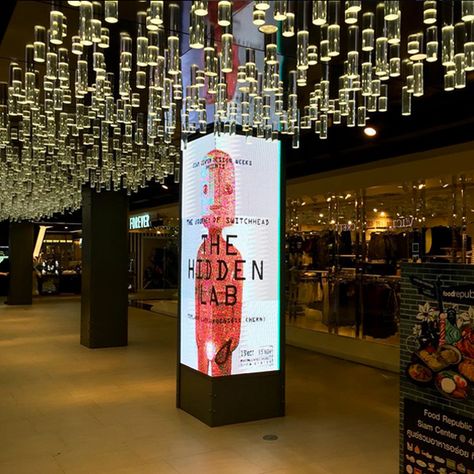 LED digital signage on pillars at the Siam Center in Bangkok Digital Signage Design, Digital Signage Wall, Led Pillars, Digital Display Board, Digital Retail, Digital Signage Displays, Signage Board, Office Signage, Pillar Design