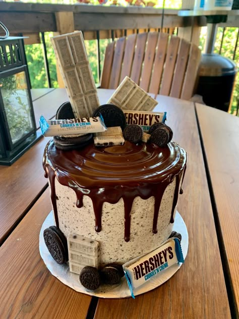 Hershey Cake Decoration, Hersheys Cookies And Cream Cake, Oreo Birthday Cake Ideas, Oreo Deserts, Cookies N Cream Cake, Oreo Cakes, Oreo Cookie Cake, Oreo Birthday Cake, Oreo Buttercream